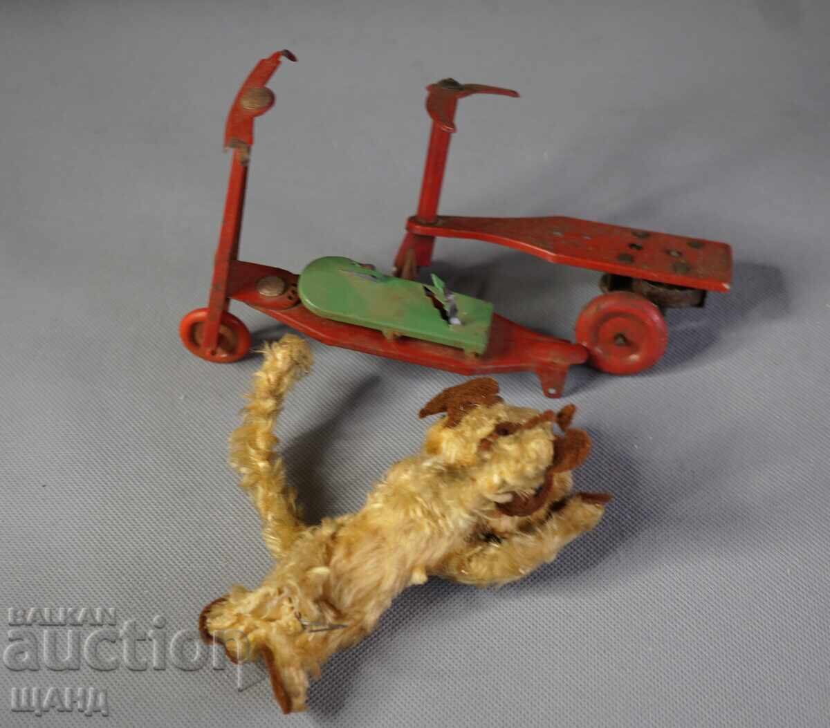 Стара механична метална играчка модел скутер с маймуна