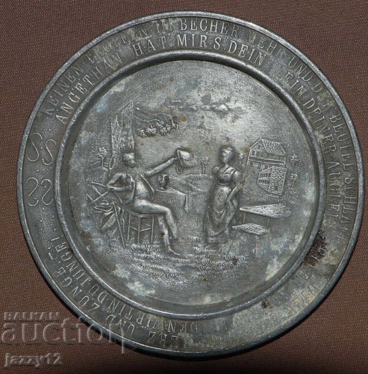 Παλιό μικρό μεταλλικό διακοσμητικό πιάτο ψευδαργύρου Παλιό μικρό μεταλλικό διακοσμητικό πιάτο ψευδαργύρου