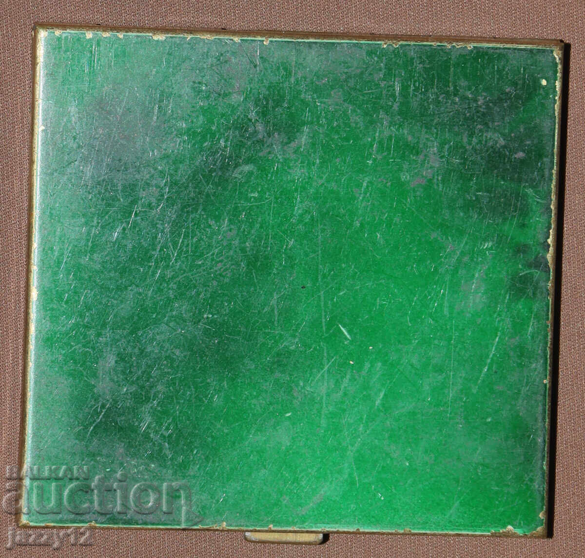 Παράδοση Παλιά ορειχάλκινη πούδρα με καθρέφτη