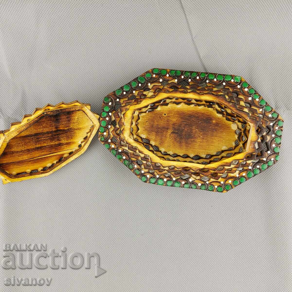 Livrarea Cutie de bijuterii din lemn, veche, lucrată manual #2856