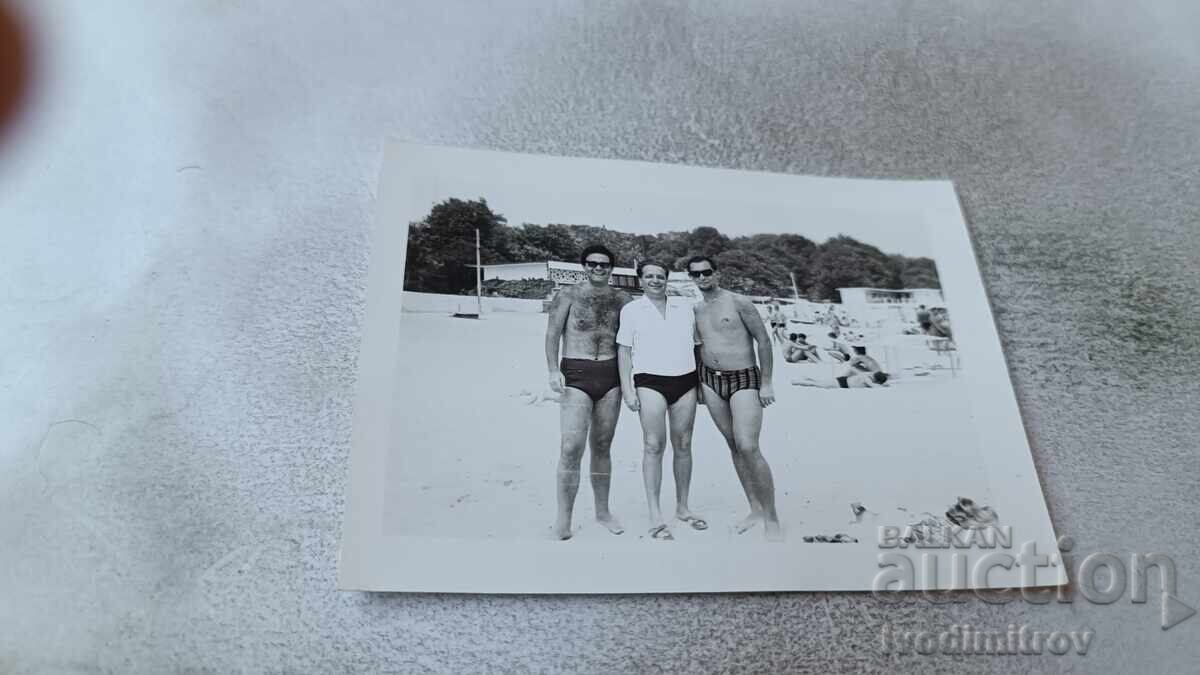 Φωτογραφία Βάρνα Τρεις άνδρες στην παραλία Φωτογραφία Βάρνα Τρεις άνδρες στην παραλία