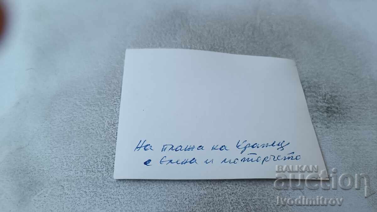 Fotografie Kranevo Bărbat întins pe saltea gonflabilă pe dune cu preț 1.75 BGN | € 0.89