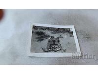 Fotografie Kranevo Bărbat întins pe saltea gonflabilă pe dune