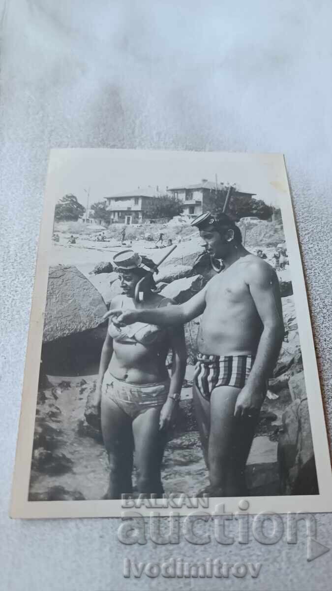 Φωτογραφία Άνδρας και γυναίκα με μάσκες και αναπνευστήρες δίπλα στην παραλία