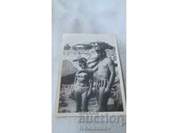 Fotografie cu un bărbat și o femeie cu măști și snorkel pe malul mării