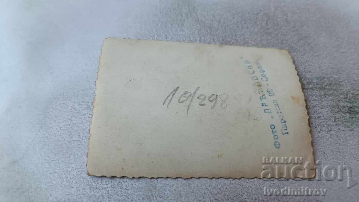 Φωτογραφία Σοφία Δύο γυναίκες και ένα κοριτσάκι στο πεζοδρόμιο με τιμή 1.85 BGN | € 0.95