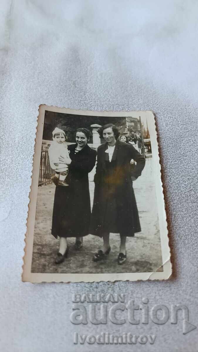 Φωτογραφία Σοφία Δύο γυναίκες και ένα κοριτσάκι στο πεζοδρόμιο