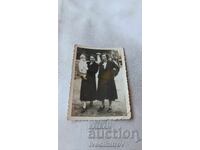 Fotografie Sofia Două femei și o fetiță pe trotuar