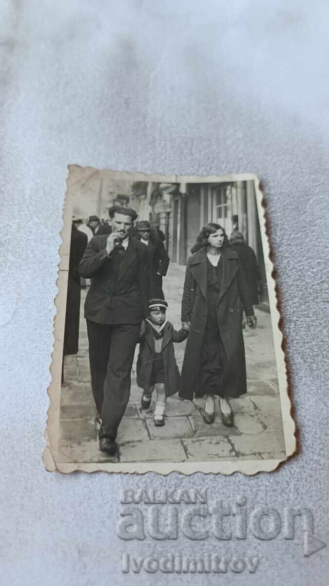 Photo Sofia A man, a woman and a little boy on a walk Photo Sofia A man, a woman and a little boy on a walk