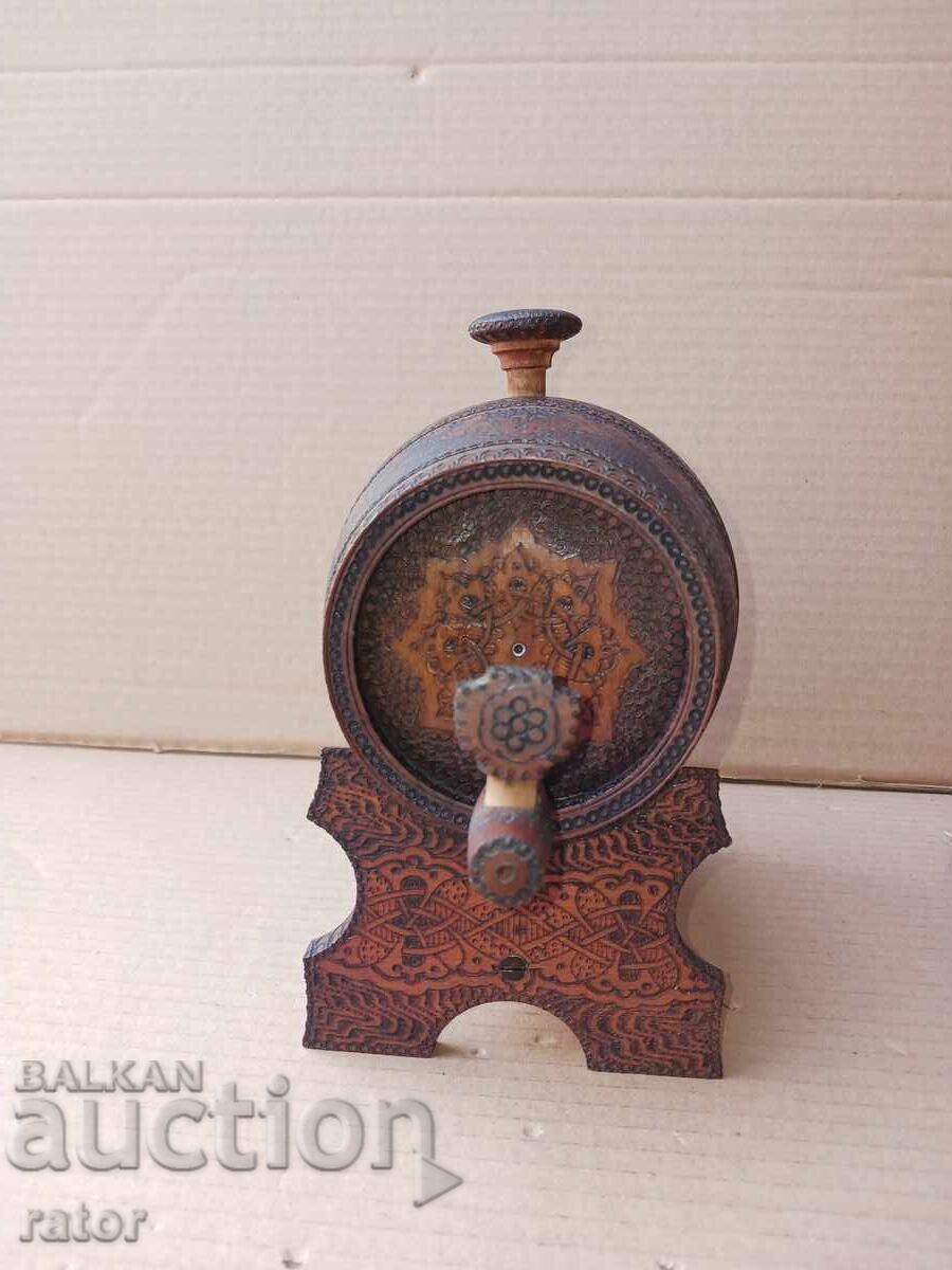 Όμορφο παλιό ξύλινο βαρελάκι με βάση - 1 λίτρο, γερό με τιμή 33.99 BGN | € 17.38 Όμορφο παλιό ξύλινο βαρελάκι με βάση - 1 λίτρο, γερό με τιμή 33.99 BGN | € 17.38