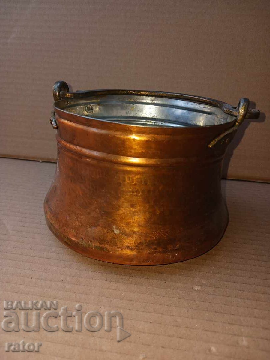 Παράδοση Όμορφο παλιό χάλκινο, χάλκινο καζάνι, κανάτι, κανάτα