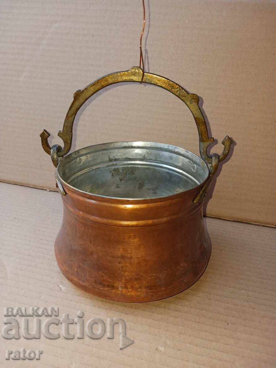 Όμορφο παλιό χάλκινο, χάλκινο καζάνι, κανάτι, κανάτα