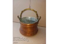 Όμορφο παλιό χάλκινο, χάλκινο καζάνι, κανάτι, κανάτα