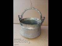 Πολύ παλιό χάλκινο, χάλκινο καζάνι, κανάτι, κανάτα