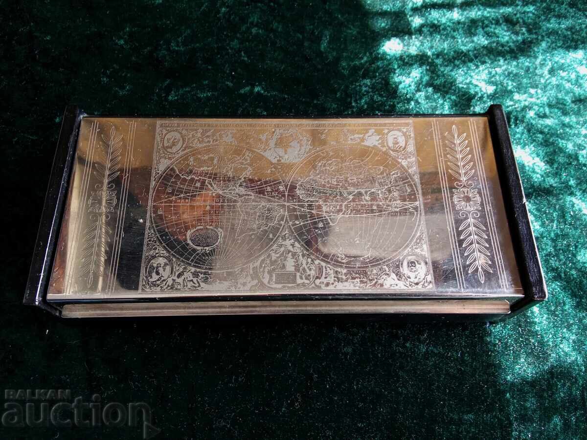 ΚΟΥΤΙ * ΔΕΡΜΑ * ΑΤΣΑΛΙ * ΧΑΡΑΞΗ * ΧΑΡΤΗΣ ΤΟΥ ΚΟΣΜΟΥ με τιμή 70.00 BGN | € 35.79