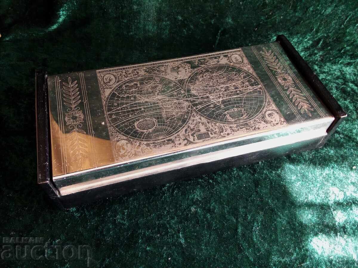 КУТИЯ *  КОЖА  * СТОМАНА * ГРАВИРАНЕ * КАРТА НА СВЕТА