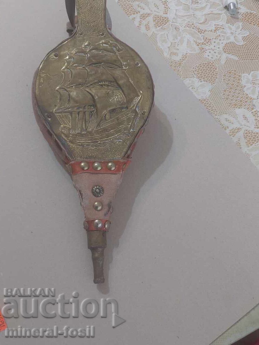 Livrarea Pendul din lemn