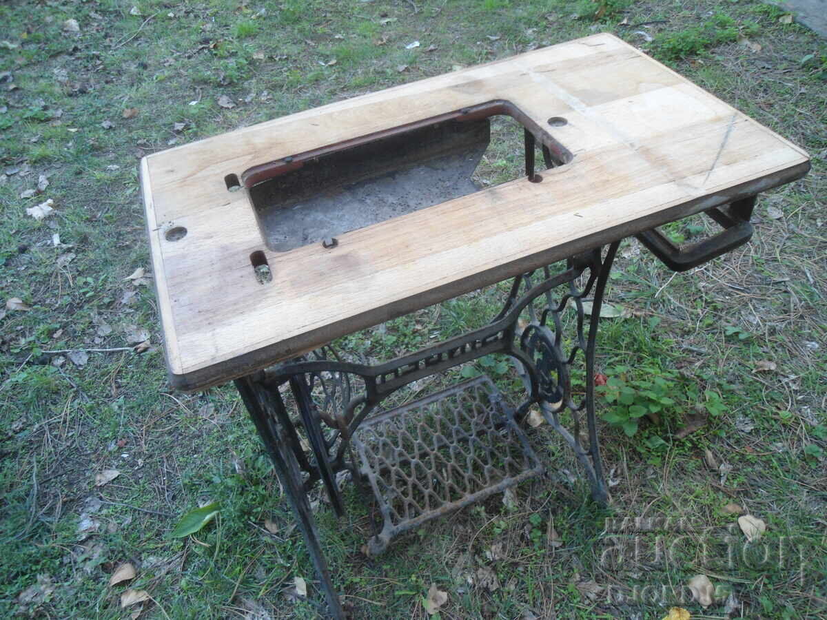 "SINGER" sewing machine legs, cast iron - 6 "SINGER" sewing machine legs, cast iron - 6