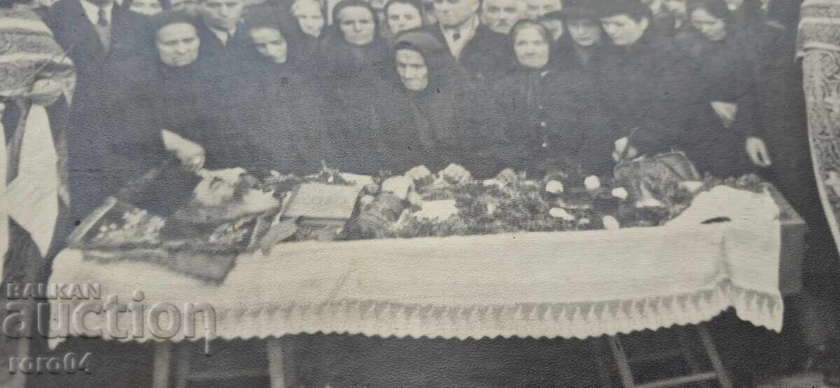 СВЕЩЕНИК - ПОГРЕБЕНИЕ - СВЕЩЕНИЦИ - НАРОД с цена 45.00 лв. | € 23.01