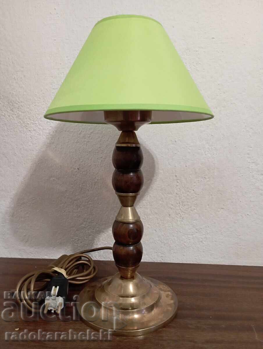 Παλιά όμορφη λάμπα με πράσινο αμπαζούρ