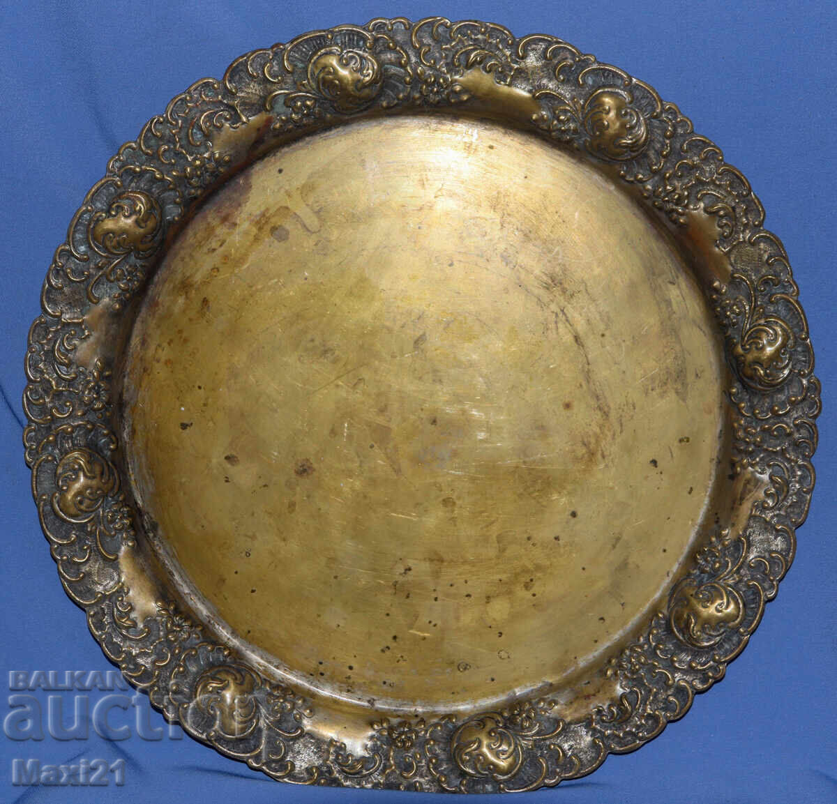 Старинен голям месингов декоративен поднос с цена 400.00 лв. | € 204.52 Старинен голям месингов декоративен поднос с цена 400.00 лв. | € 204.52