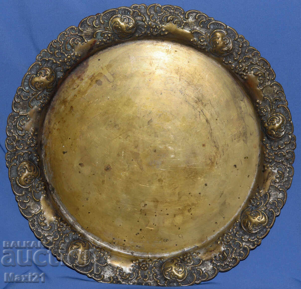 Старинен голям месингов декоративен поднос Старинен голям месингов декоративен поднос