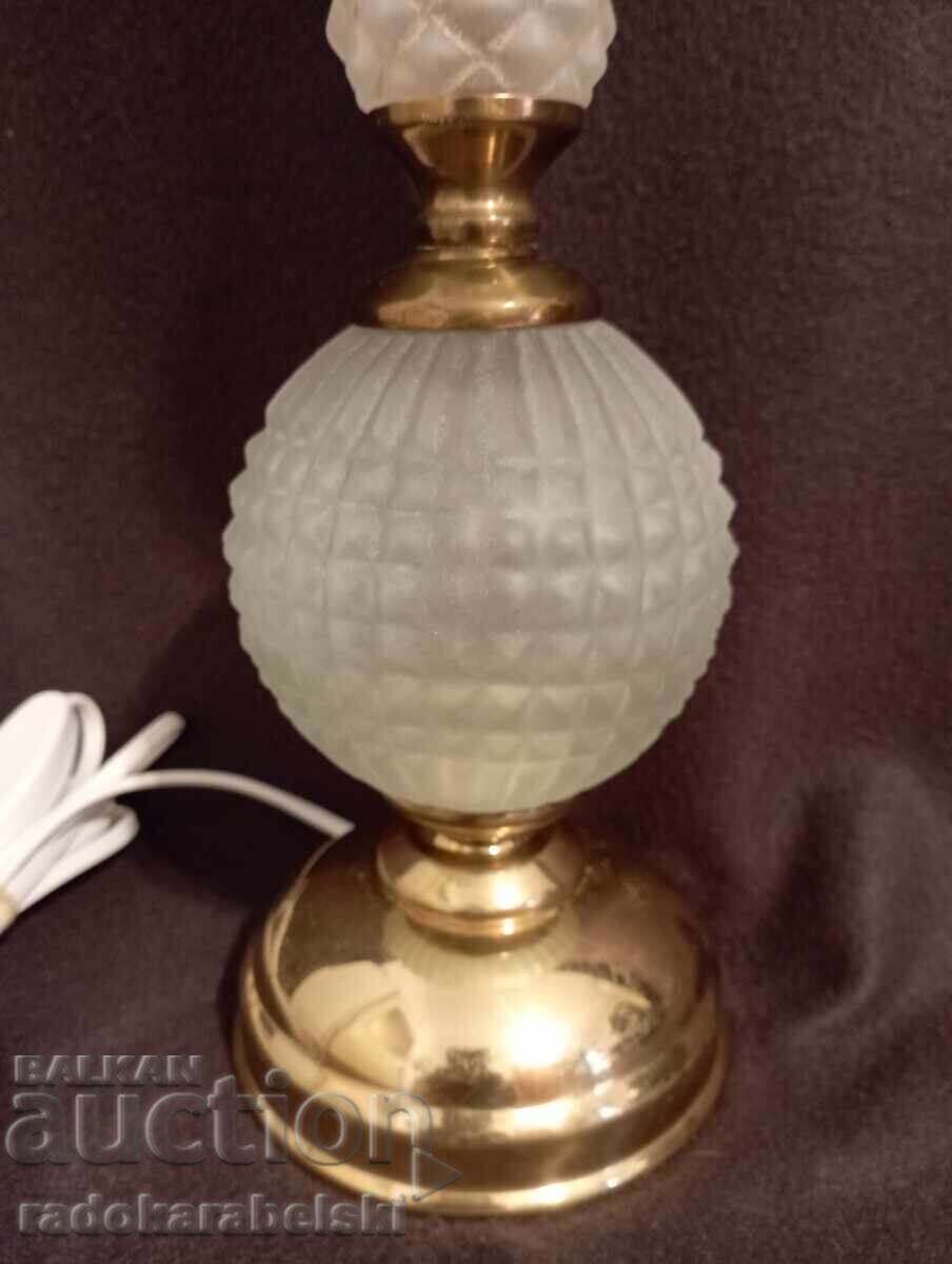 Αρχαίο όμορφο φωτιστικό με γυάλινο αμπαζούρ με χαρακτική με τιμή 49.90 BGN | € 25.51