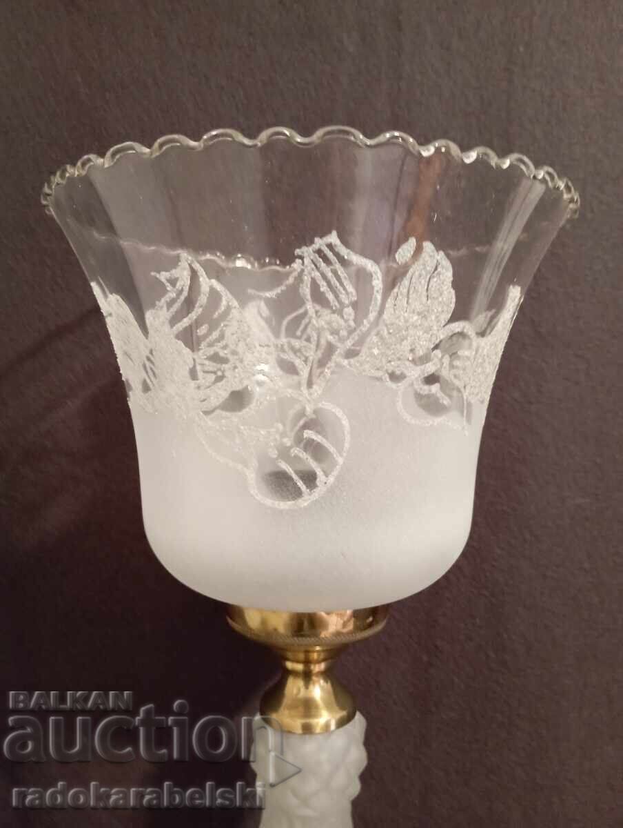 Παράδοση Αρχαίο όμορφο φωτιστικό με γυάλινο αμπαζούρ με χαρακτική