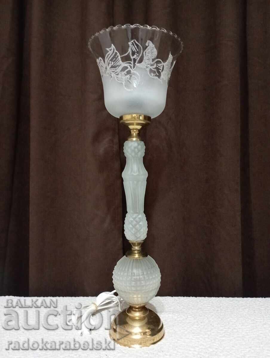 Lampă veche, frumoasă, cu abajur din sticlă gravată