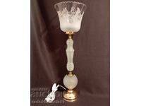 Lampă veche, frumoasă, cu abajur din sticlă gravată