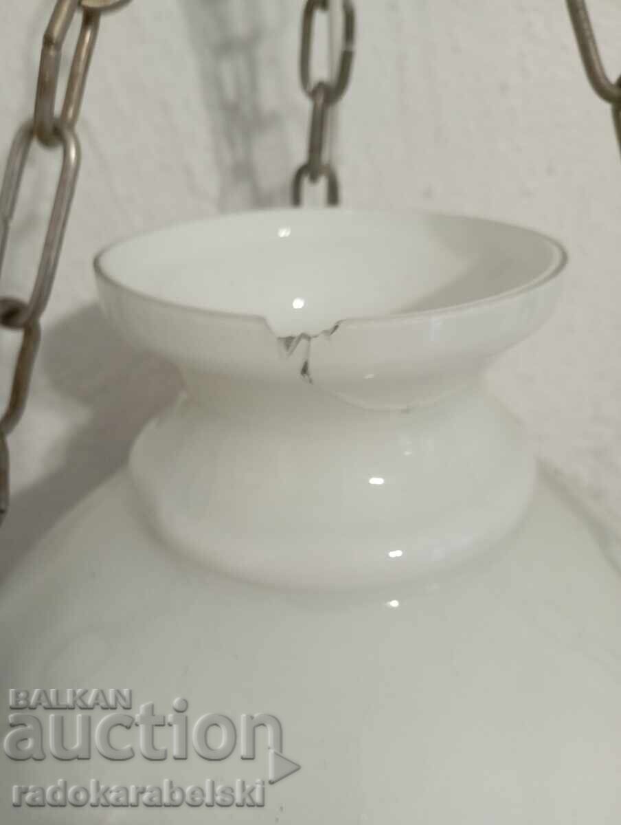 Παράδοση Όμορφος πολυέλαιος με λευκό γυάλινο αμπαζούρ