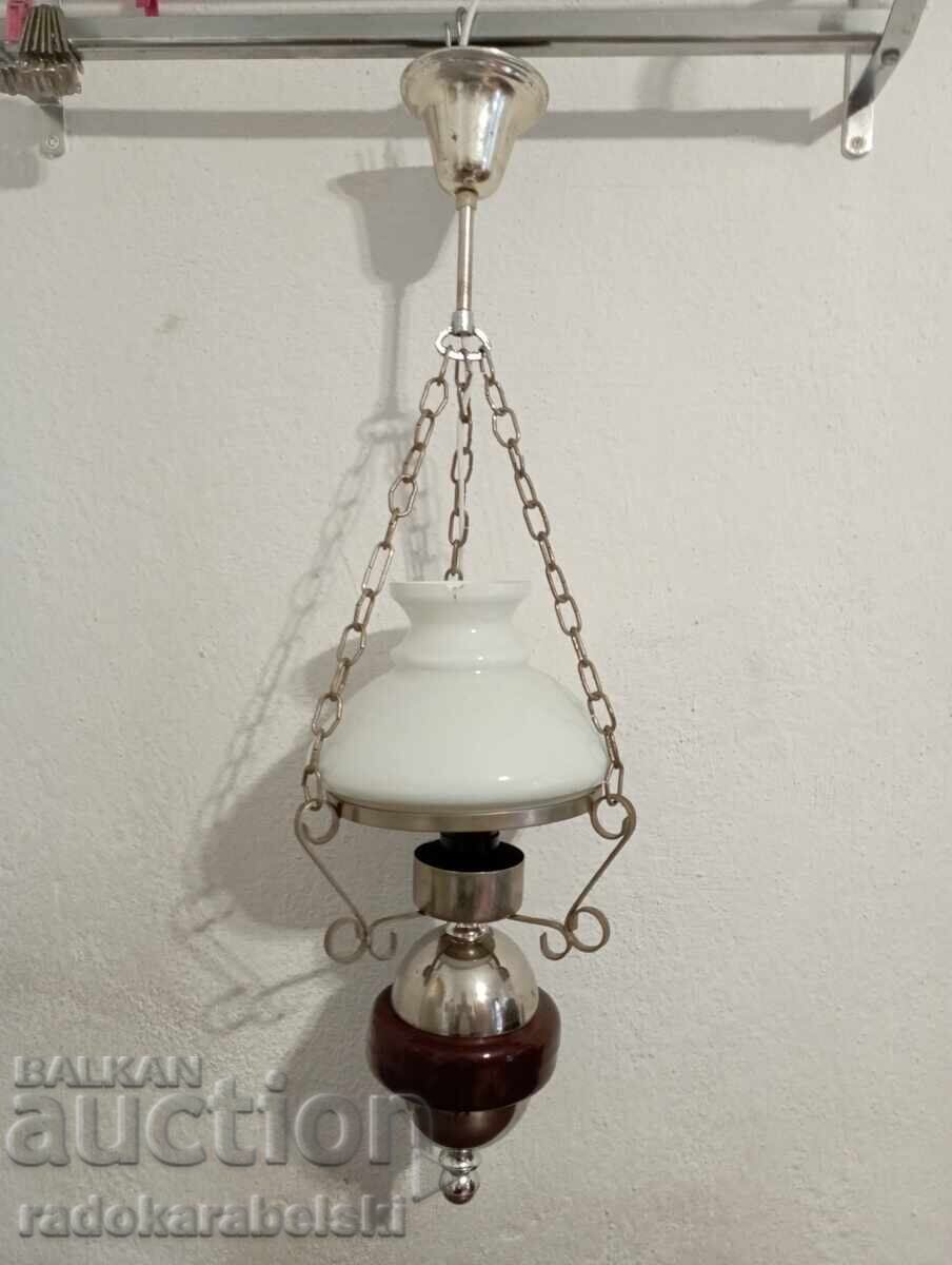 Όμορφος πολυέλαιος με λευκό γυάλινο αμπαζούρ