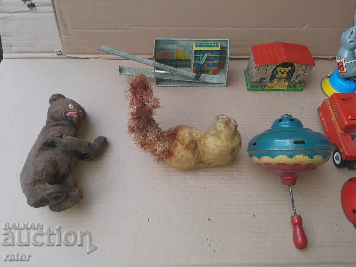 Auction Old mechanical toys - 8 pieces Auction Old mechanical toys - 8 pieces
