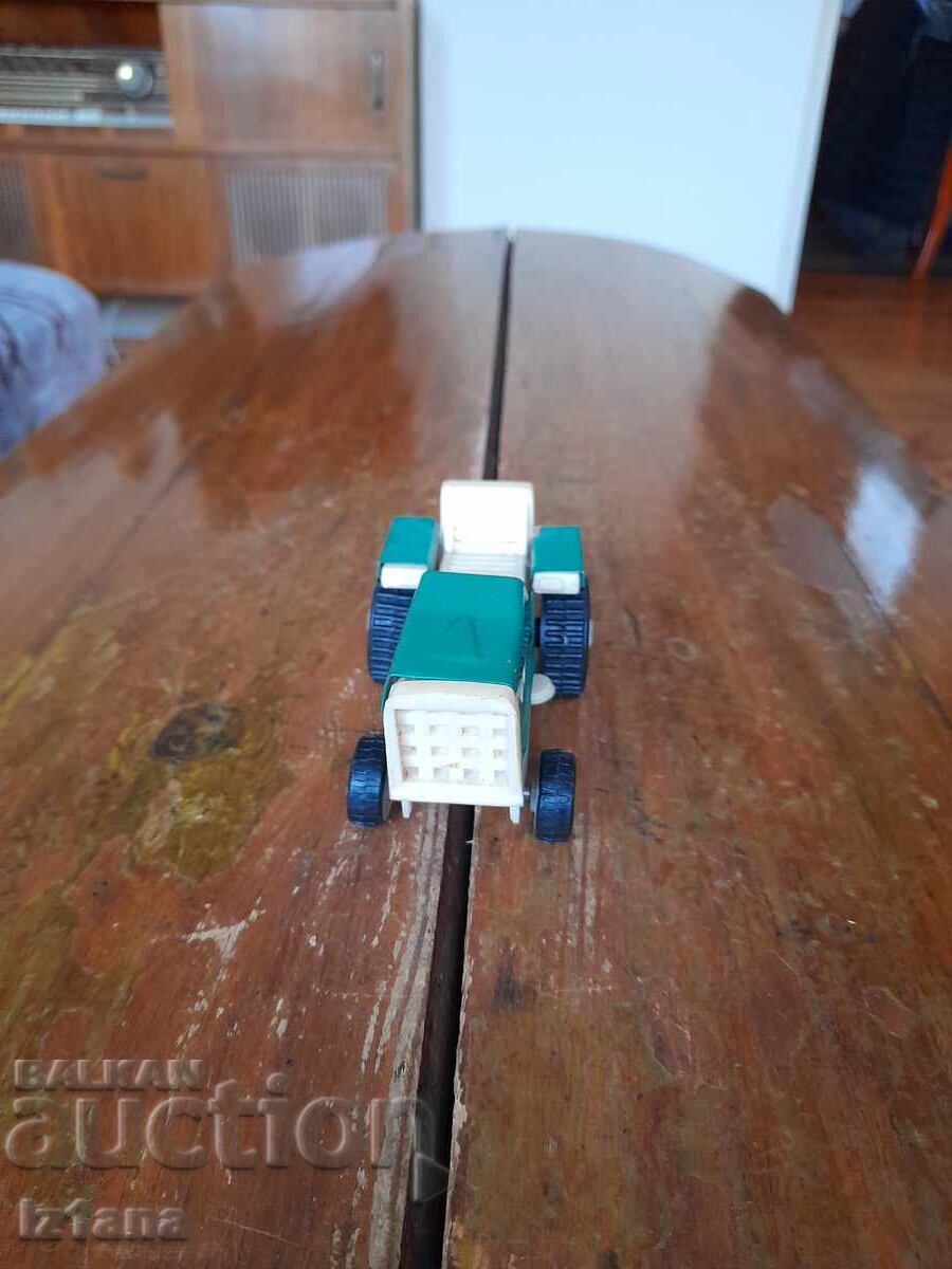 Стара играчка трактор