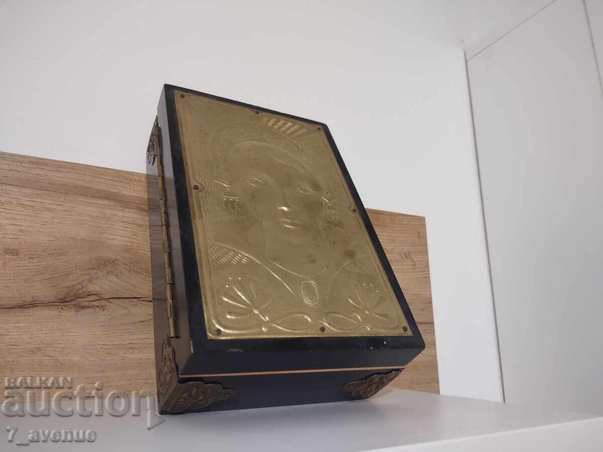 Аукцион Стара употребявана интересна кутия от 70те  22.10.25