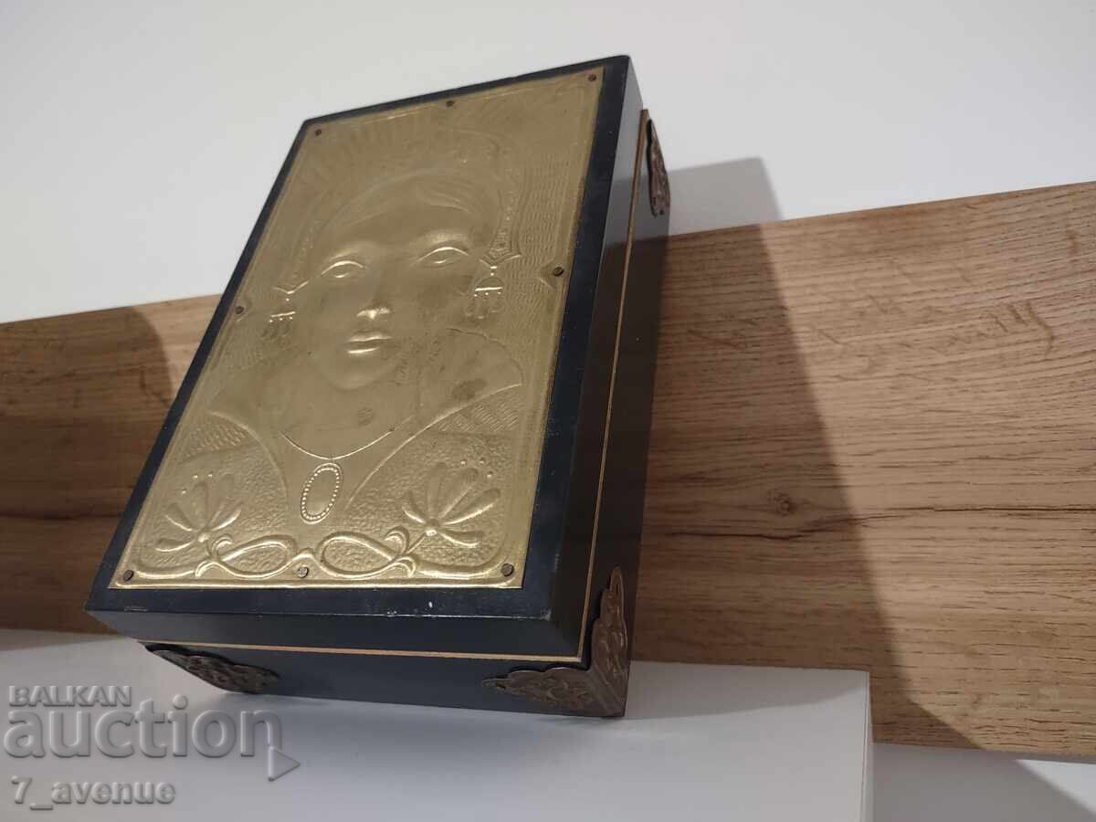 Доставка на Стара употребявана интересна кутия от 70те  22.10.25