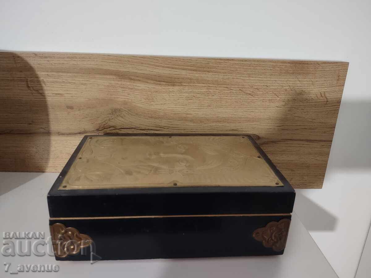 Стара употребявана интересна кутия от 70те  22.10.25 - 5