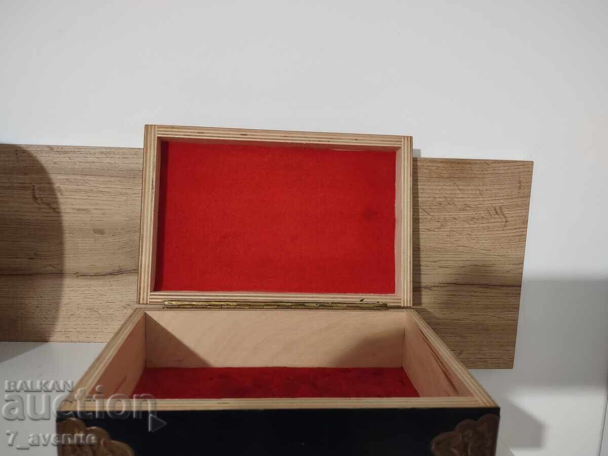 Стара употребявана интересна кутия от 70те  22.10.25 - 6