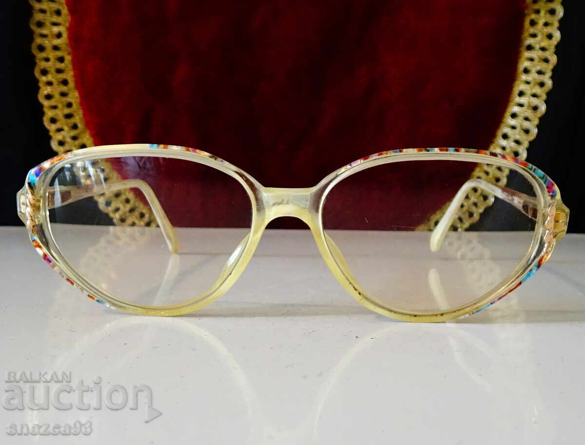 Delivery of Diopter glasses with photochromic lenses