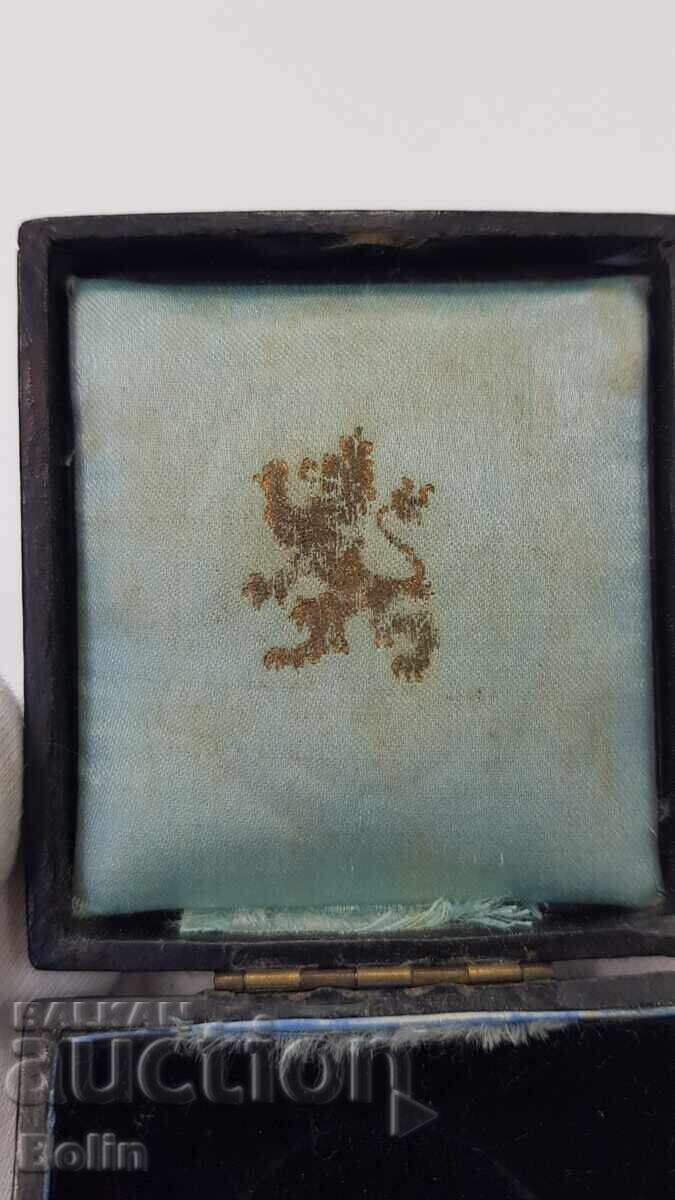 Πολύ σπάνιο κουτί πριγκιπικού μεταλλίου επιτραπέζιου Πλόβντιβ 1892 με τιμή 350.00 BGN | € 178.95