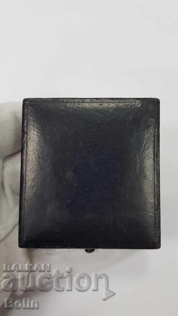 Παράδοση Πολύ σπάνιο κουτί πριγκιπικού μεταλλίου επιτραπέζιου Πλόβντιβ 1892