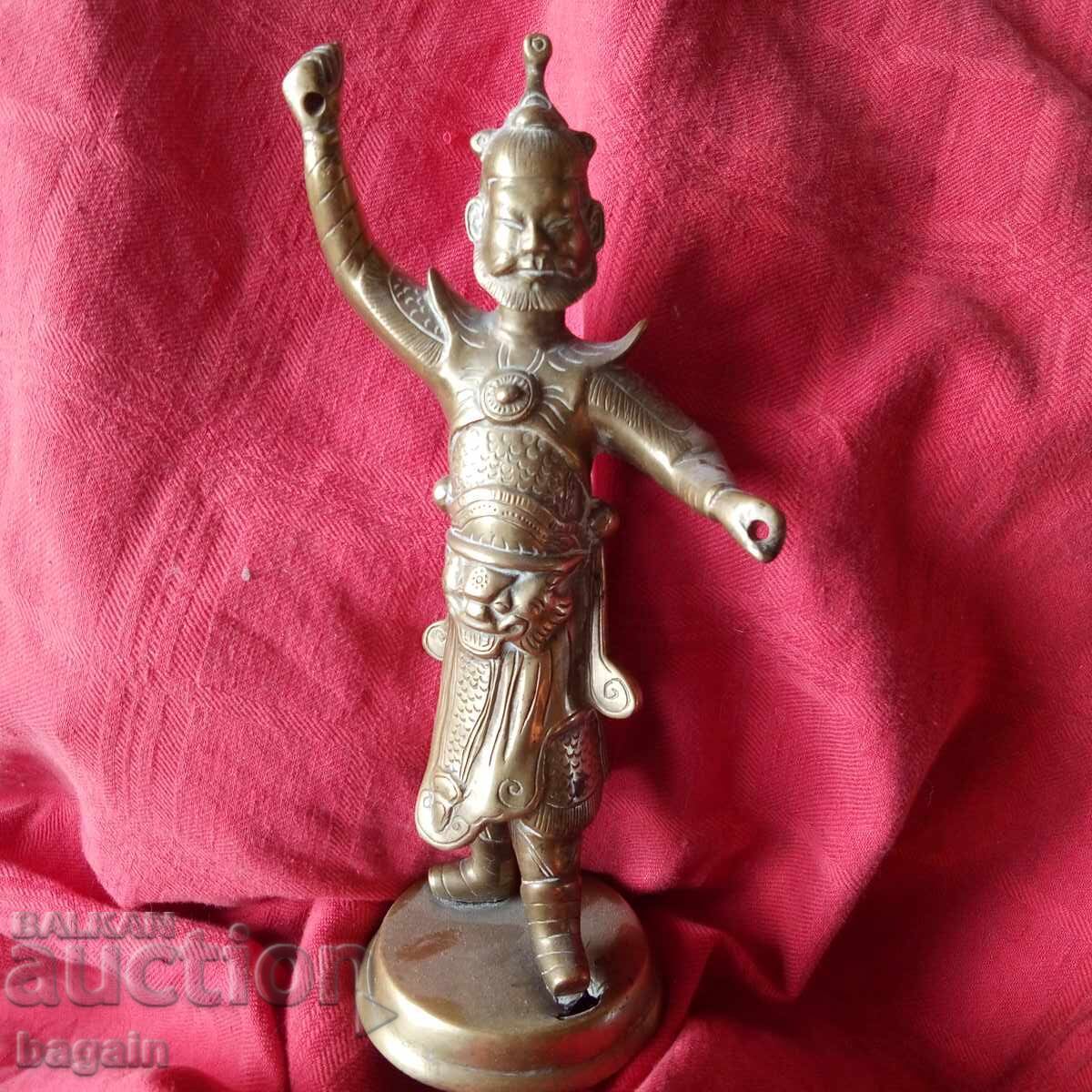 Statuie de bronz a unui războinic