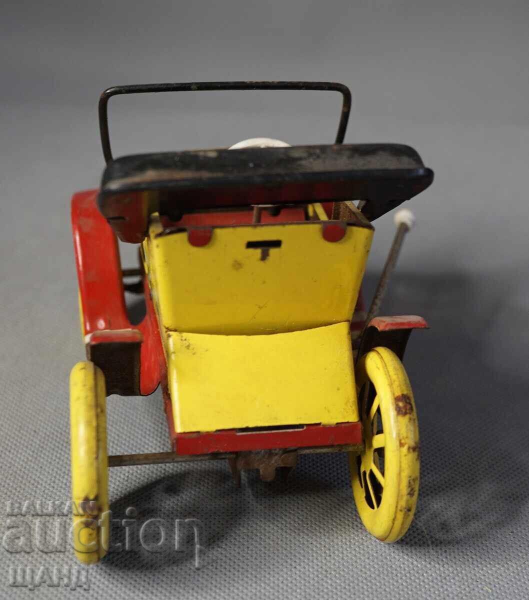 Παράδοση Παλιό μεταλλικό μηχανικό παιχνίδι ρετρό αυτοκίνητο μοντέλο