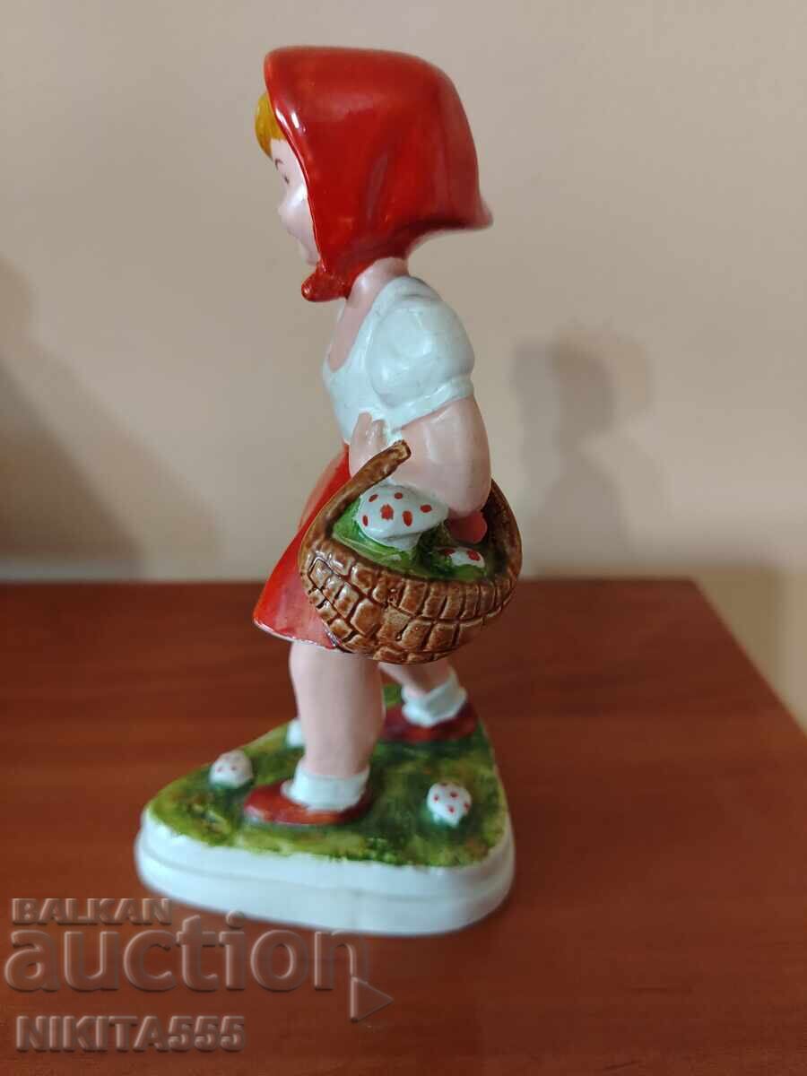 Figurină veche din ghips din orașul Ruse - Scufița Roșie cu preț 99.00 BGN | € 50.62