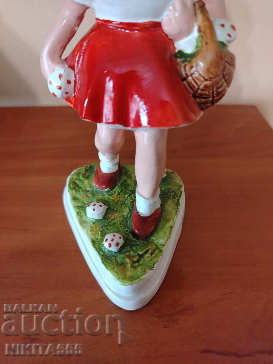 Figurină veche din ghips din orașul Ruse - Scufița Roșie - 6