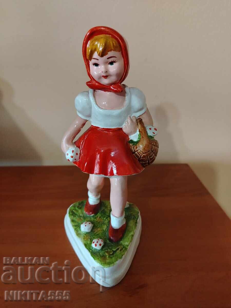 Figurină veche din ghips din orașul Ruse - Scufița Roșie