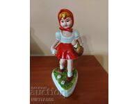 Figurină veche din ghips din orașul Ruse - Scufița Roșie