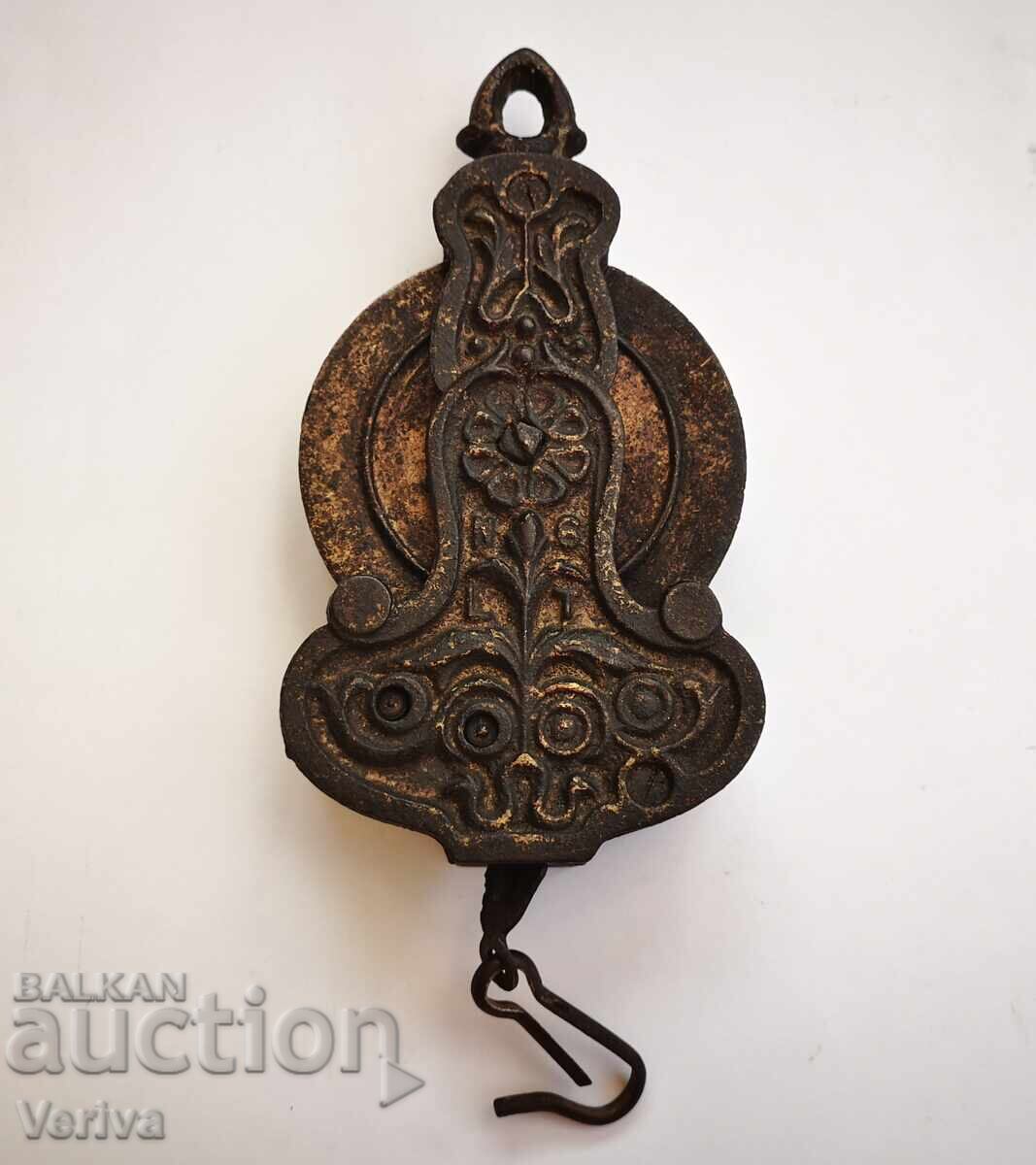 Gilded Cast Iron Pulley for Hanging a Chandelier from the 19th Century Gilded Cast Iron Pulley for Hanging a Chandelier from the 19th Century
