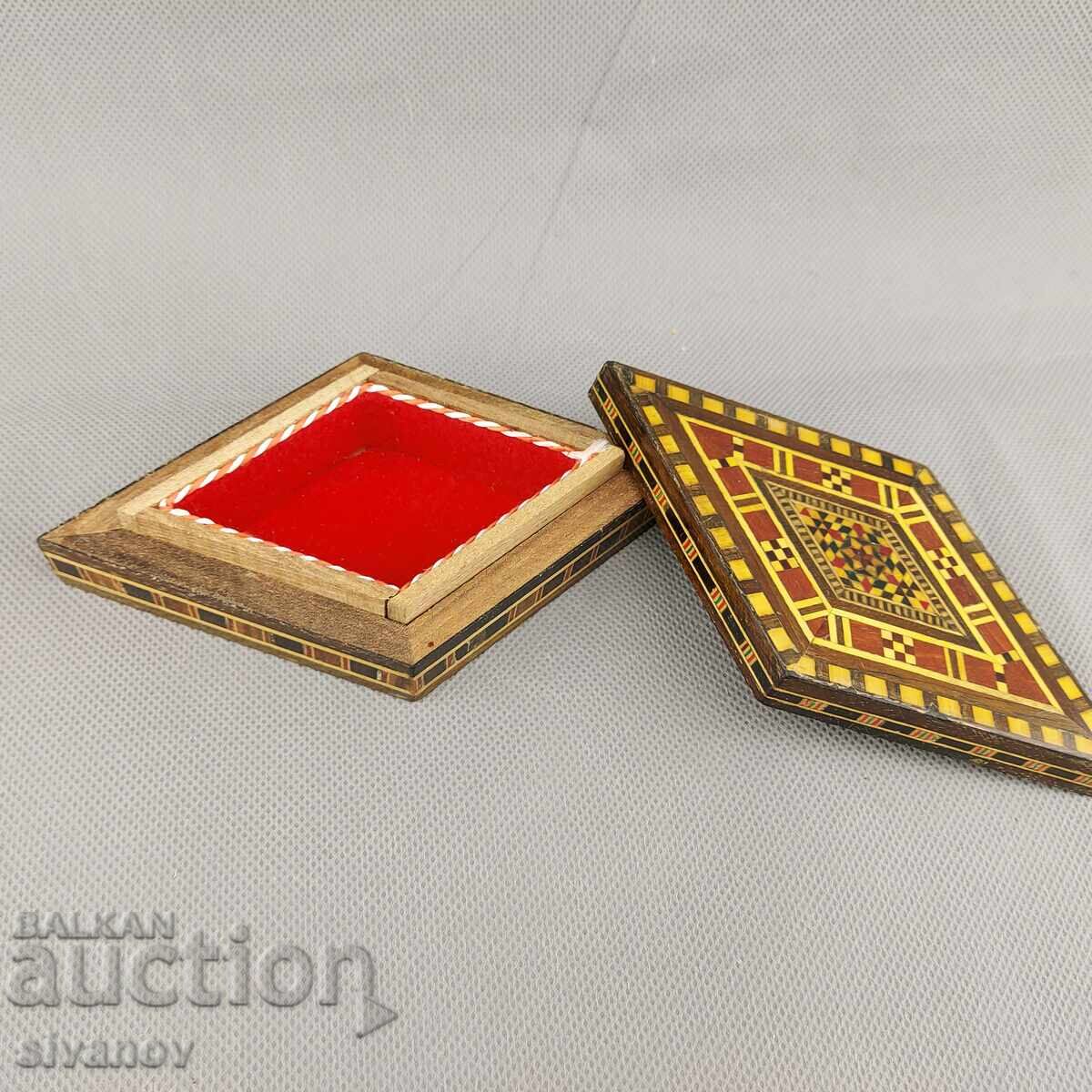 Beautiful old wooden box #2985 with price 19.99 BGN | € 10.22