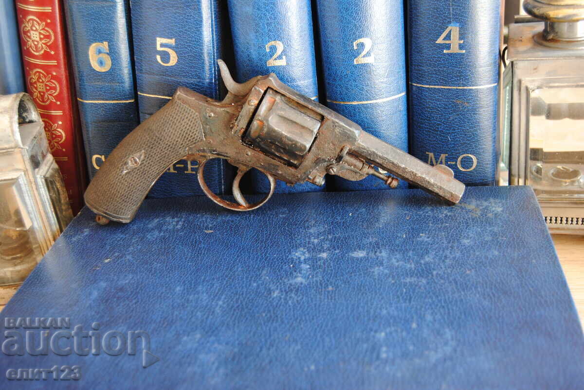 Un revolver vechi cu preț 425.00 BGN | € 217.30 Un revolver vechi cu preț 425.00 BGN | € 217.30